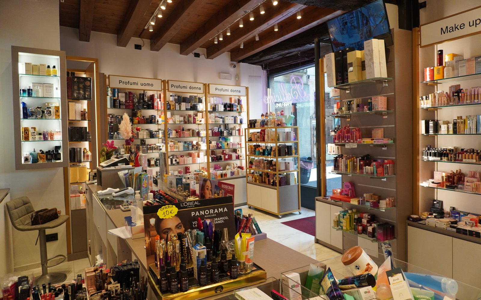 L'interno della profumeria Bollicine Parfums