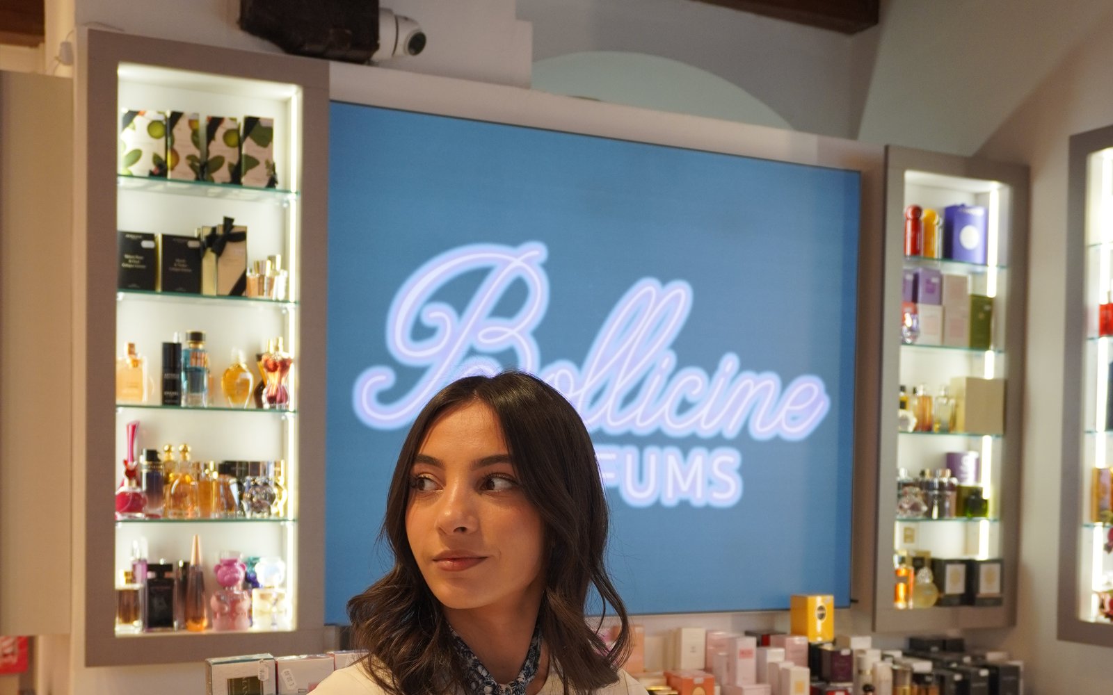 Gli scaffali di profumi di Bollicine Parfums